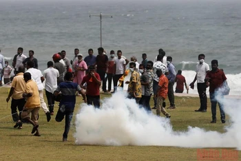 Cảnh sát thủ đô Colombo của Sri Lanka sử dụng hơi cay để giải tán đám đông. (Ảnh: REUTERS)
