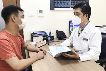 Tiến sĩ, bác sĩ Nguyễn Anh Dũng thăm khám cho bệnh nhân từng mắc Covid-19. 