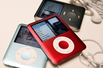 Những chiếc iPod Nano thế hệ mới được trưng bày trong buổi ra mắt ở San Francisco, California, Mỹ vào tháng 9/2007. (Ảnh: Reuters) 