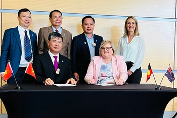 Chủ tịch VWSA Nguyễn Ngọc Điệp (trái) và Chủ tịch AWA Louise Dudley ký biên bản ghi nhớ về hợp tác giai đoạn 2022-2024 tại Brisbane, Australia. Ảnh: Kim Chi