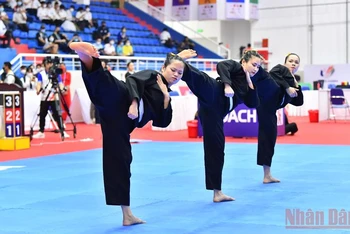 Nguyễn Thị Thu Hà, Nguyễn Thị Huyền và Vương Thị Bình giành huy chương Vàng đầu tiên cho Pencak Silat Việt Nam tại SEA Games 31.