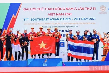 Đội tuyển đua thuyền Việt Nam xuất sắc giành huy chương Vàng nội dung thuyền 4 nữ hạng nặng mái chèo đơn.