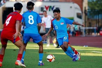 Tiền vệ Saifullah Akbar (số 10) là người hùng giúp U23 Singapore giành trọn 3 điểm trước U23 Campuchia chiều 11/5. (Ảnh: news.yahoo.com)