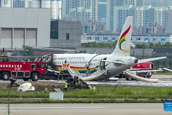 Hiện trường máy bay văng khỏi đường băng và bốc cháy tại Sân bay quốc tế Giang Bắc, Trùng Khánh. (Ảnh: Tân Hoa xã)