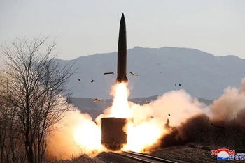 Một vụ phóng tên lửa của Triều Tiên. (Hình ảnh do Hãng thông tấn Trung ương Triều Tiên (KCNA) công bố ngày 14/1/2022)