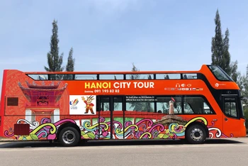 Những chiếc xe buýt 2 tầng đã sẵn sàng phục vụ các đại biểu tham quan Hà Nội miễn phí.