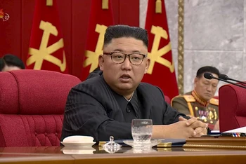 Nhà lãnh đạo Triều Tiên Kim Jong-un tại Đại hội lần thứ VIII Đảng Lao động Triều Tiên, ngày 16/6/2021. (Ảnh: KRT TV/Reuters)