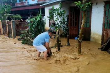 Nước lũ dâng cao gây ngập úng nhà dân tại huyện Ngân Sơn.