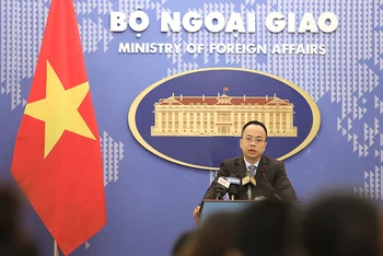 Phó Phát ngôn Bộ Ngoại giao Đoàn Khắc Việt trả lời câu hỏi của phóng viên tại họp báo thường kỳ ngày 12/5. (Ảnh: Bộ Ngoại giao)