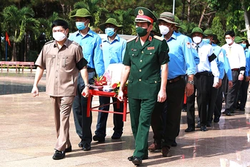Các đồng chí lãnh đạo Quân khu 5 và tỉnh Đắk Lắk tiễn đưa anh linh các anh hùng liệt sĩ về với đất mẹ.