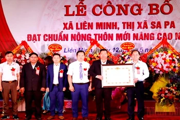 Trao Bằng công nhận đạt chuẩn nông thôn mới nâng cao cho Đảng bộ, chính quyền và nhân dân xã Liên Minh, thị xã Sa Pa, tỉnh Lào Cai.