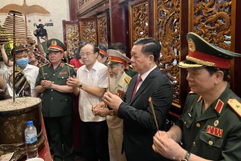 Đồng chí Nguyễn Trọng Nghĩa và các đại biểu dâng hương tưởng niệm các Vua Hùng.