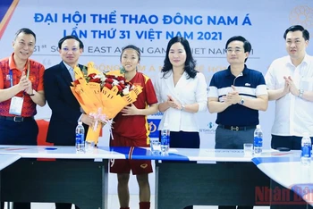 Bí thư Tỉnh ủy Quảng Ninh Nguyễn Xuân Ký chúc mừng Đội tuyển bóng đá nữ Việt Nam.
