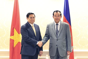Thủ tướng Phạm Minh Chính có cuộc gặp với Thủ tướng Campuchia Hun Sen. (Ảnh: DƯƠNG GIANG/TTXVN)