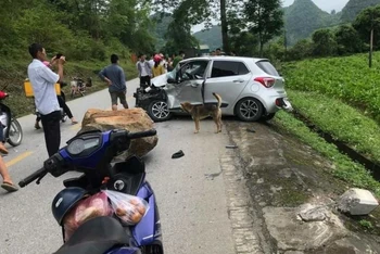 Ôtô đang lưu thông tại xã Ngọc Đào, huyện Hà Quảng (Cao Bằng), bị đá lở, lăn trúng, gây hư hỏng nặng.