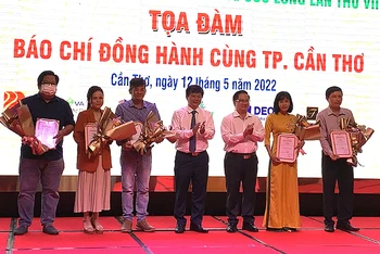 Lãnh đạo Hội Nhà báo Việt Nam, UBND TP Cần Thơ trao giải Nhất cho nhóm tác giả.