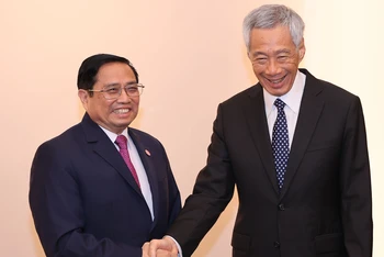 Thủ tướng Phạm Minh Chính gặp Thủ tướng Singapore Lý Hiển Long (Ảnh: Nhật Bắc).