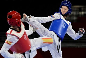 Ngôi sao taekwondo Panipak Wongpattanakit của Thái Lan (phải) thi đấu tại Olympic Tokyo 2020. (Ảnh: Bangkok Post/AFP)