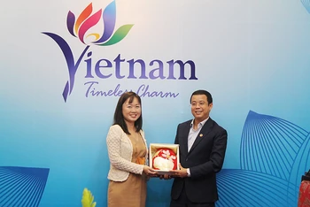 Phó Tổng cục trưởng Nguyễn Lê Phúc tặng quà kỷ niệm cho bà Teresa Tan. (Ảnh: TITC) 