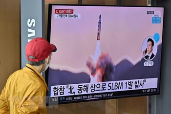 Người dân theo dõi tư liệu về một vụ phóng tên lửa đạn đạo của Triều Tiên được phát trên truyền hình, tại nhà ga Seoul, Hàn Quốc ngày 7/5/2022. (Ảnh: AFP/TTXVN)
