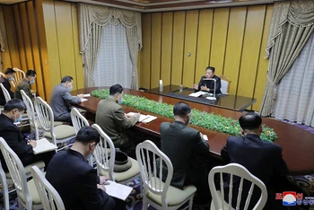 Nhà lãnh đạo Kim Jong-un thăm Cơ quan phòng, chống dịch khẩn cấp, ngày 12/5. (Ảnh: KCNA)