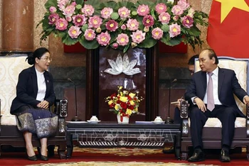 Chủ tịch nước Nguyễn Xuân Phúc tiếp Chánh án Tòa án nhân dân tối cao Lào Viengthong Siphandon. (Ảnh: TTXVN)