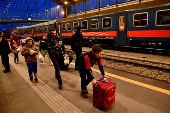 Người dân rời Ukraine tới Budapest, Hungary, ngày 27/2. (Ảnh: Reuters)