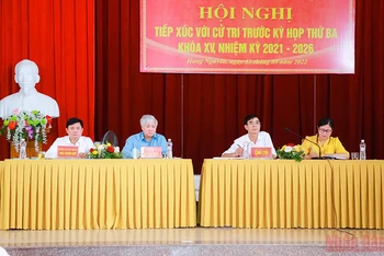 Chủ tịch Ủy ban Trung ương Mặt trận Tổ quốc Việt Nam Đỗ Văn Chiến tiếp xúc cử tri tại huyện Hưng Nguyên.