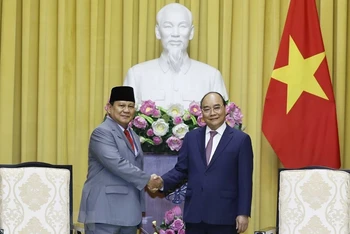 Chủ tịch nước Nguyễn Xuân Phúc tiếp Bộ trưởng Quốc phòng Indonesia Prabowo Subianto. (Ảnh: TTXVN) 
