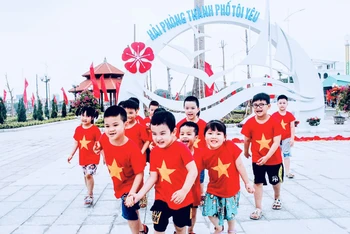 Trẻ em phấn khởi vui chơi tại công viên mới hoàn thành. (Ảnh: Cổng TTĐT TP Hải Phòng)