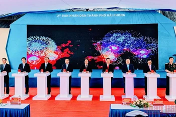 Phó Thủ tướng Chính phủ Lê Văn Thành cùng các đại biểu nhấn nút khởi công xây dựng cầu Bến Rừng.