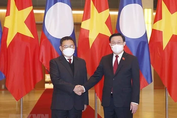 Chủ tịch Quốc hội Vương Đình Huệ đón Chủ tịch Quốc hội Lào Xaysomphone Phomvihane thăm chính thức Việt Nam từ ngày 6-8/12/2021.