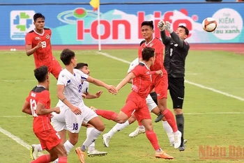 Tình huống đánh đầu nâng tỷ số lên 2-0 cho U23 Indonesia ở cuối hiệp 1. (Ảnh: TRẦN HẢI)