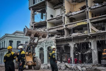 Lực lượng cứu hộ khắc phục hậu quả tại hiện trường vụ nổ khách sạn Saratoga ở thủ đô La Habana (Cuba), ngày 8/5/2022. (Ảnh: AFP/TTXVN)