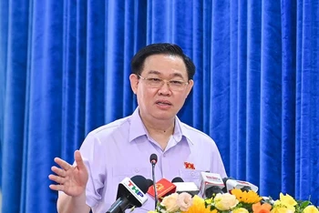Chủ tịch Quốc hội Vương Đình Huệ trả lời ý kiến cử tri tại Hội nghị. (Ảnh: Duy Linh)