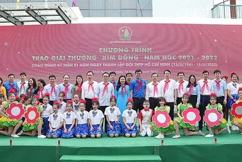 Các đồng chí lãnh đạo, nguyên lãnh đạo Hội đồng Đội Trung ương các thời kỳ chụp ảnh lưu niệm với thiếu niên, nhi đồng tại Ngày hội “Thiếu nhi Việt Nam - Học tập tốt, rèn luyện chăm”.
