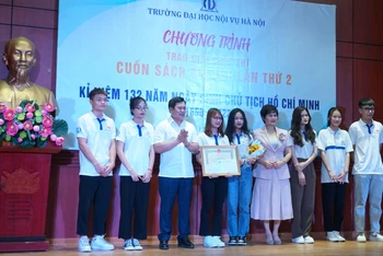 Bà Lê Thanh Huyền, Phó Hiệu trưởng Nhà trường và TS Trịnh Văn Súy, Phó Giám đốc Sở Khoa học và Công nghệ tỉnh Thanh Hóa trao giải cho nhóm sinh viên đoạt giải Nhất.