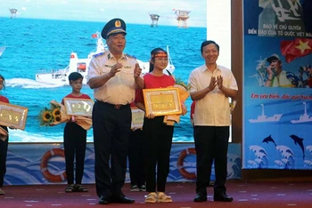 Ban tổ chức trao giải Nhất cuộc thi "Em yêu biển đảo quê hương".