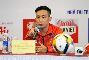 Huấn luyện viên trưởng Trương Minh Tuấn của tuyển Futsal nữ Việt Nam trả lời câu hỏi tại buổi họp báo. 