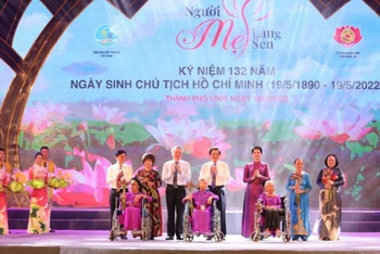 Các đồng chí lãnh đạo Đảng, Nhà nước tặng hoa các Bà mẹ Việt Nam Anh hùng, các nữ Anh hùng Lực lượng vũ trang nhân dân, Anh hùng Lao động trong thời kỳ đổi mới.