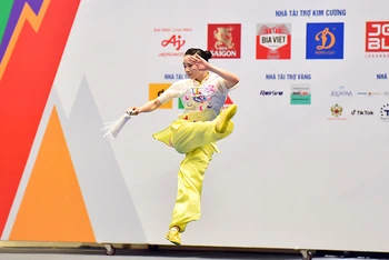 Vận động viên Dương Thúy Vi giành Huy chương vàng nội dung biểu diễn (taolu) kiếm thuật nữ tại môn wushu. (Ảnh MỸ HÀ)