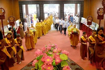 Các tăng ni, phật tử tham dự Đại lễ Phật đản tại chùa Bái Đính, Ninh Bình.