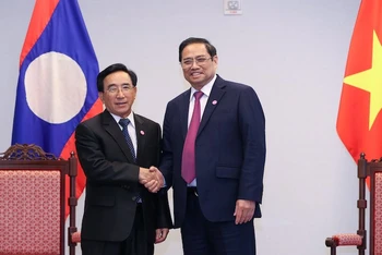 Thủ tướng Chính phủ Phạm Minh Chính đã có cuộc gặp với Thủ tướng Lào Phankham Viphavanh, chiều 13/5, tại Washington D.C. (Ảnh: Chinhphu.vn)