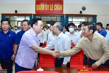 Chủ tịch Quốc hội Vương Đình Huệ với các cử tri quận Lê Chân.