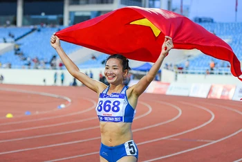 Nguyễn Thị Oanh giành vàng ở nội dung 3.000 m vượt chướng ngại vật dành cho nữ, đồng thời chính thức phá kỷ lục SEA Games với thành tích 9 phút 52 giây 46. (Ảnh: THÀNH ĐẠT)