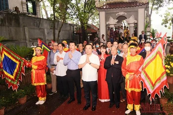 Phó Chủ tịch Ủy ban nhân dân thành phố Hà Nội Chử Xuân Dũng cùng các đại biểu dâng hương tưởng nhớ Vua Lê Thái Tổ.