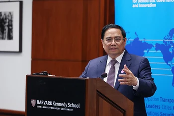 Thủ tướng Phạm Minh Chính thăm, phát biểu và dự tọa đàm chính sách tại Đại học Harvard. (Ảnh: Dương Giang/TTXVN) 