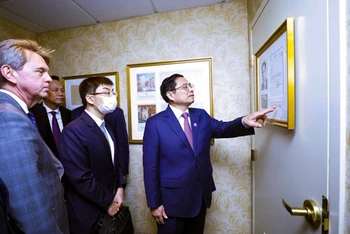 Thủ tướng Phạm Minh Chính xem hình ảnh tư liệu về Chủ tịch Hồ Chí Minh được trưng bày tại khách sạn Omni Parker House. (Ảnh: Dương Giang/TTXVN)