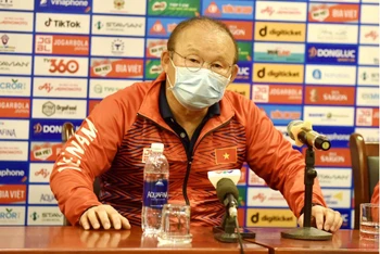 Huấn luyện viên Park Hang-seo tại buổi họp báo sau trận thắng 2-0 U23 Timor-Leste tối 15/5. (Ảnh: TRẦN HẢI)