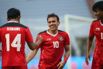 Tiền đạo Egy Maulana Vikri (số 10) ăn mừng sau khi ghi bàn mở tỷ số cho U23 Indonesia. (Ảnh: 24h.com.vn)